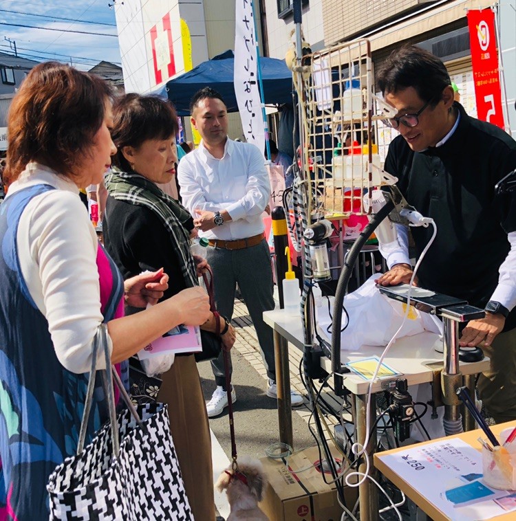 西岳店長　シミ抜き実演　